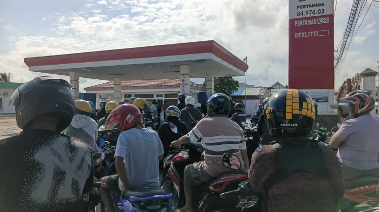 Pengurangan Kuota BBM Picu Antrean Panjang di SPBU Dobo