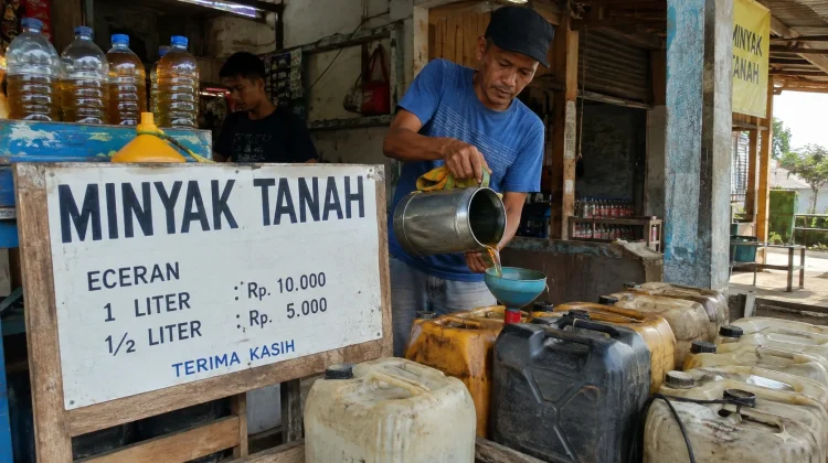 Warga Elat Keluhkan Minyak Tanah Langka, Harga Tembus Rp50.000 per 5 Liter