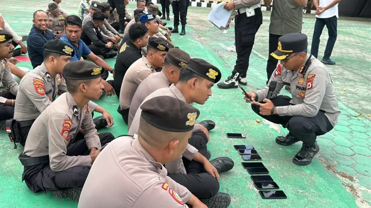 Tegakkan Disiplin dan Integritas, Kapolres Tual Pimpin Langsung Sidak HP Anggota