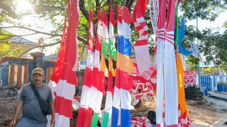 Penjualan Umbul-Umbul Kemerdekaan Mulai Bergeliat di Watdek jelang HUT Ke-81 RI