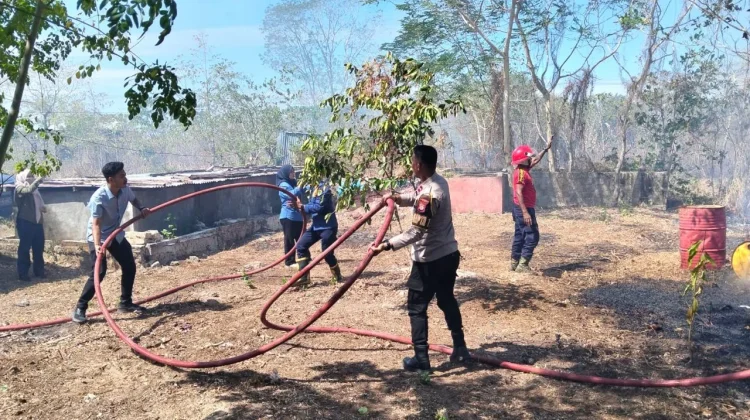 Respon Cepat Layanan 110 Polres Tual Bersama Damkar Berhasil Padamkan Kebakaran