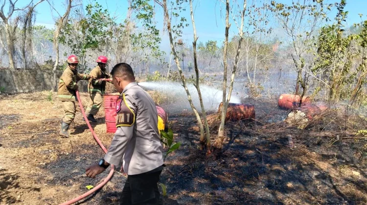 Respon Cepat Layanan 110 Polres Tual Bersama Damkar Berhasil Padamkan Kebakaran