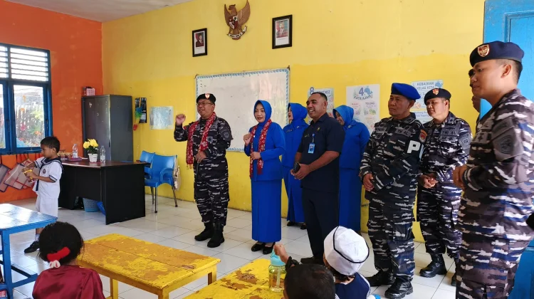 Danlanal Tual Berharap Pengajar TK Hang Tuah Tingkatkan Perhatian kepada Anak