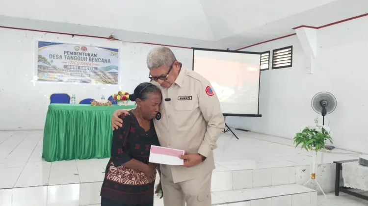 Selamat setelah Terseret Arus ke Laut, Korban Banjir Ohoiel Terima Bantuan