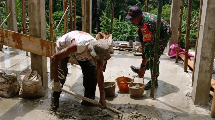 Babinsa Koramil 1503-02/Elat Bantu Pembangunan Rumah