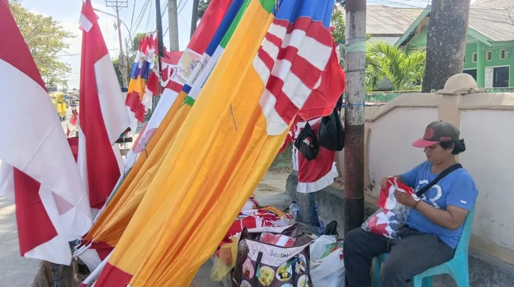 Menjelang HUT Ke-81 RI, Penjual Bendera Raup Keuntungan hingga Rp. 500 Ribu per Hari