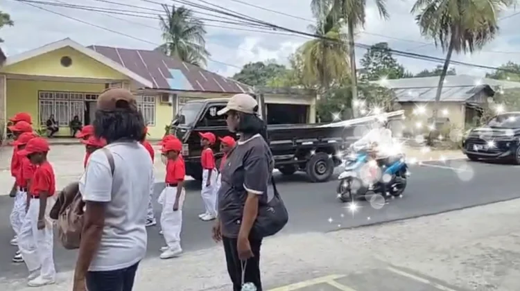 Lomba Berbaris SD di Malra Kembali Disorot, Kendaraan Bebas Melintas.