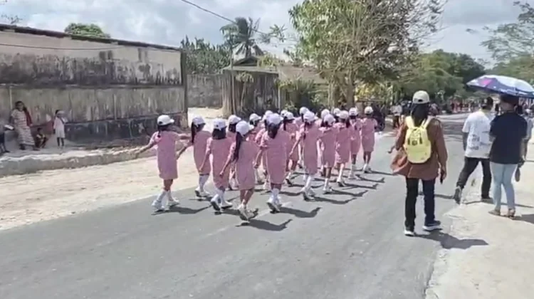 Lomba Baris-Berbaris Tingkat SD di Maluku Tenggara Menuai Kritik Oran tua siswa