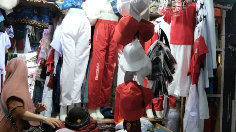 Berkah Agustus: Pedagang Baju Merah Putih Banjir Cuan