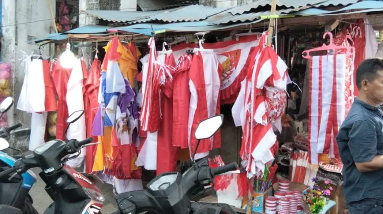Kisah Penjual Bendera yang Konsisten Rawat Tradisi Kemerdekaan