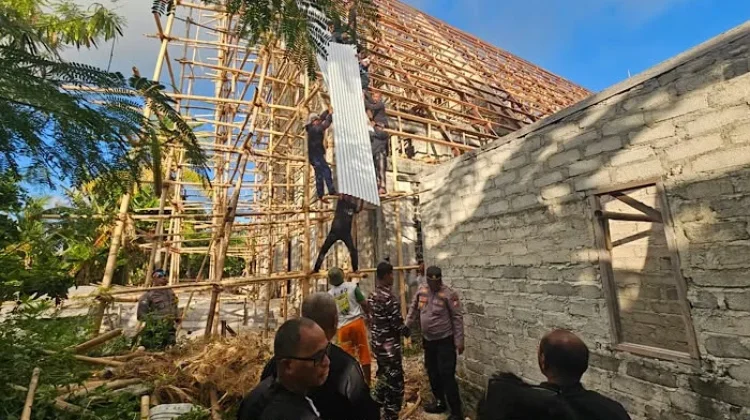 Kapolsek Selaru Hadiri Penutupan Atap Gereja GPM Adaut