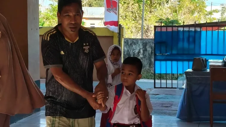 Semangat Ayah Mengantar Anak Warnai Lingkungan Sekolah