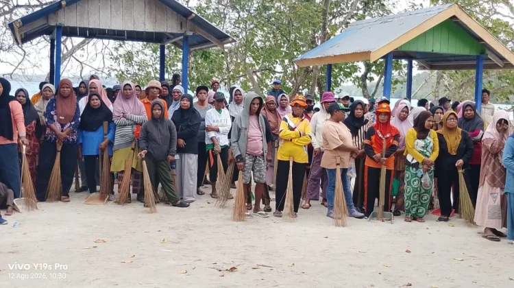Aksi Bersih DLHK Tual dan Panitia Jambore di Difur