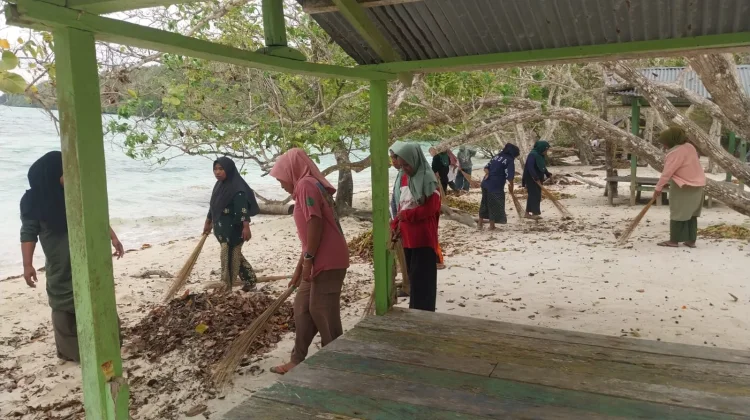Aksi Bersih DLHK Tual dan Panitia Jambore di Difur