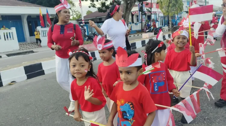 TK Negeri Pembina Langgur Tampilkan Formasi Kereta Api di Kirab Kebangsaan