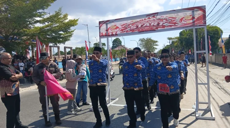 Kajari Kepulauan Aru Lepas Peserta Gerak Jalan Indah Tingkat OPD dan Organisasi