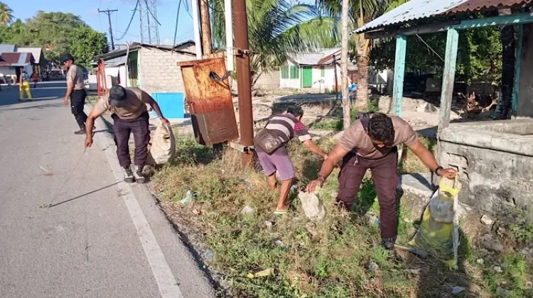 Polsek Selaru Gelar Bakti Sosial, Bersih-Bersih Lingkungan