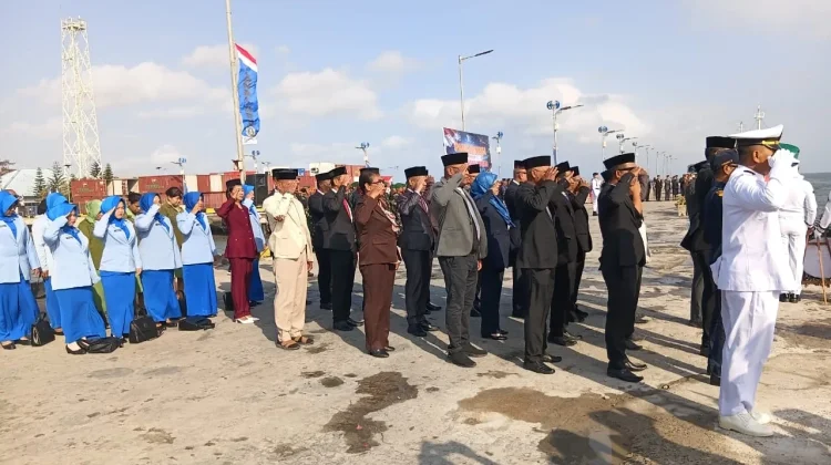 Tabur Bunga HUT ke-81 RI Digelar di Dermaga Pelabuhan Yos Sudarso Dobo