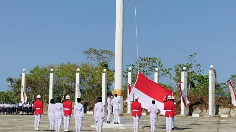 Bupati Thaher Pimpin Upacara HUT RI Ke-81, Paskibraka Sukses Kibarkan Merah Putih