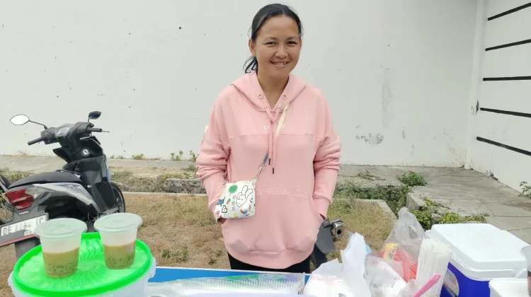 Gorengan Keliling Yuni dan Harapan Kecil yang Belum Merdeka
