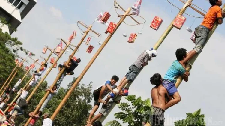 Menganalnya Sejarah Lomba Panjat Pinang pada 17 Agustus