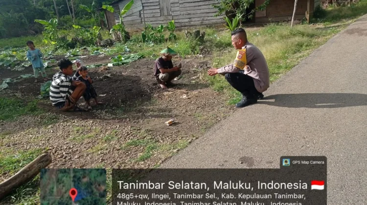 Bhabinkamtibmas Desa Persiapan Ilngei Barat Sambangi Warga di Perkebunan