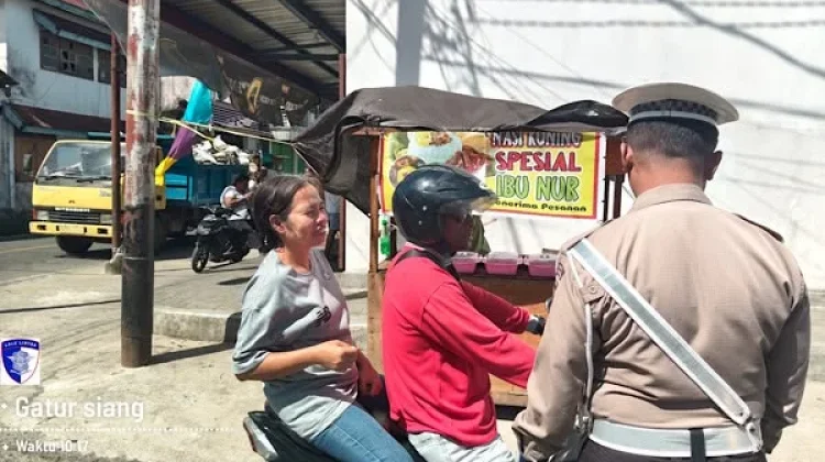 Sat Lantas Polres Kepulauan Tanimbar Jaga Kelancaran Arus Lalin Siang Hari