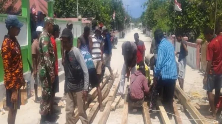 Gotong Royong Babinsa dan Warga Desa Kur, dalam Penyiapan Pemasangan Tiang Alif