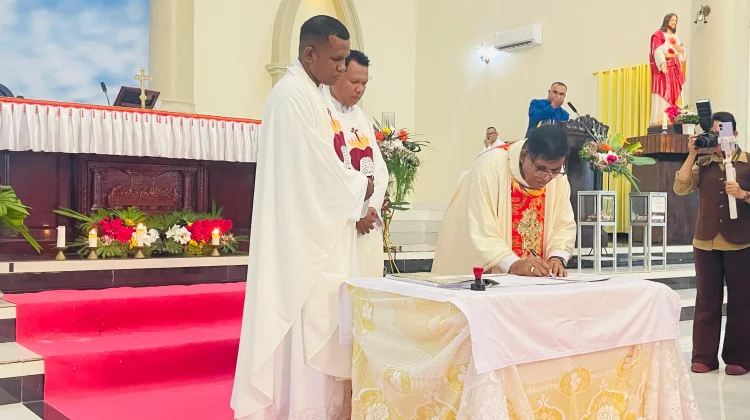 Serah Terima jabatan Pastor Paroki St Yoseph Ohoijang berlangsung khidmat