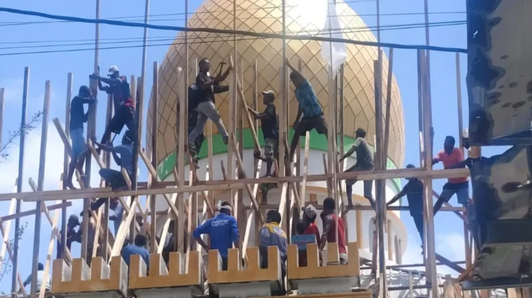Babinsa dan Warga Tiga Desa Gotong Royong Siapkan Tiang Alif