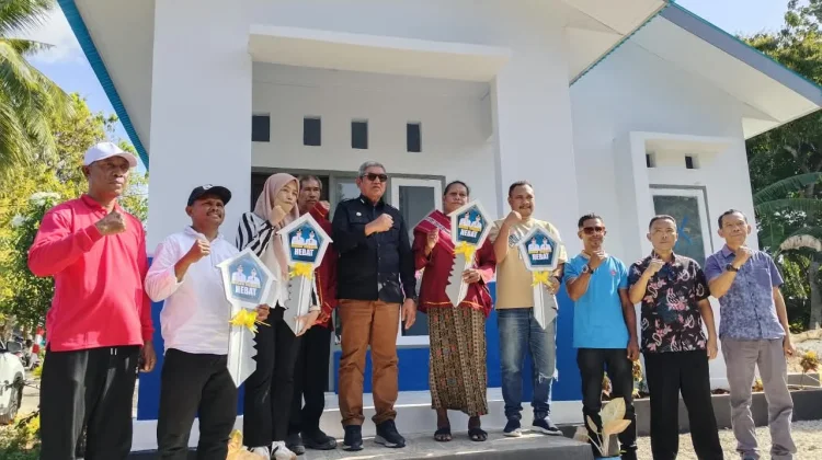 Pemkab Maluku Tenggara Serahkan Rumah bagi Korban Bencana dan Konflik Sosial
