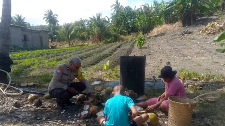 Bhabinkamtibmas Lorwembun Sambangi Pengolah Kopra
