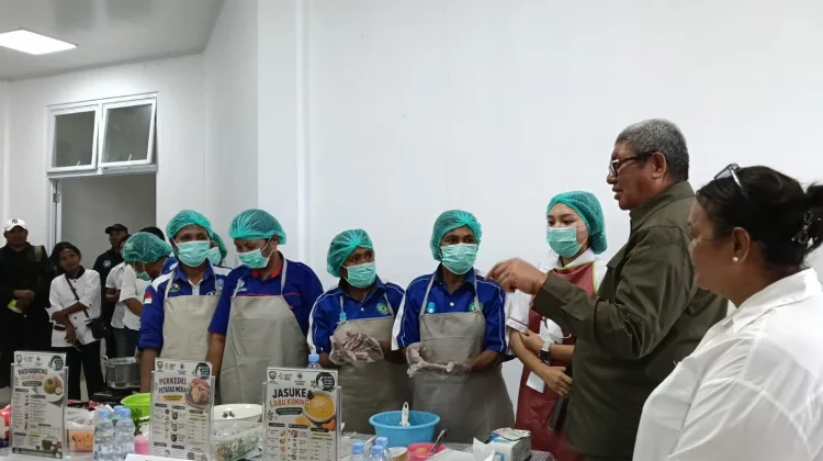 Kader Posyandu Ohoiel Peserta PMT Berbasis Pangan Lokal di RS Lies Hanubun Elat