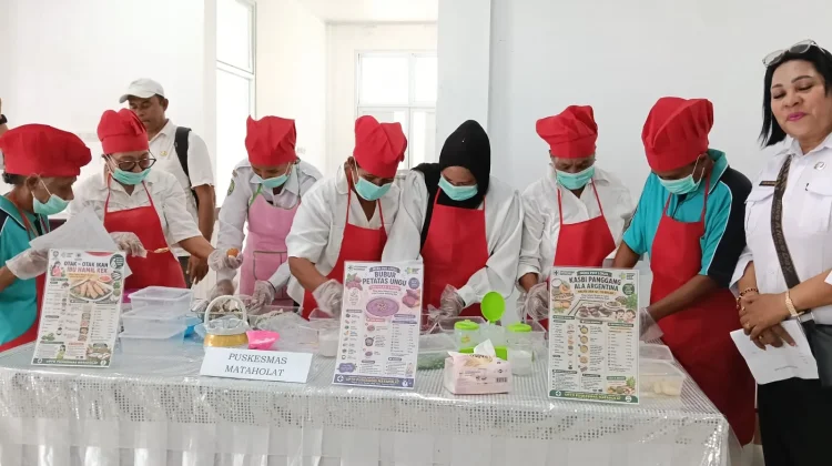 Kader Posyandu Puskesmas Mataholat Peserta Pengolahan PMT Berbasis Pangan Lokal