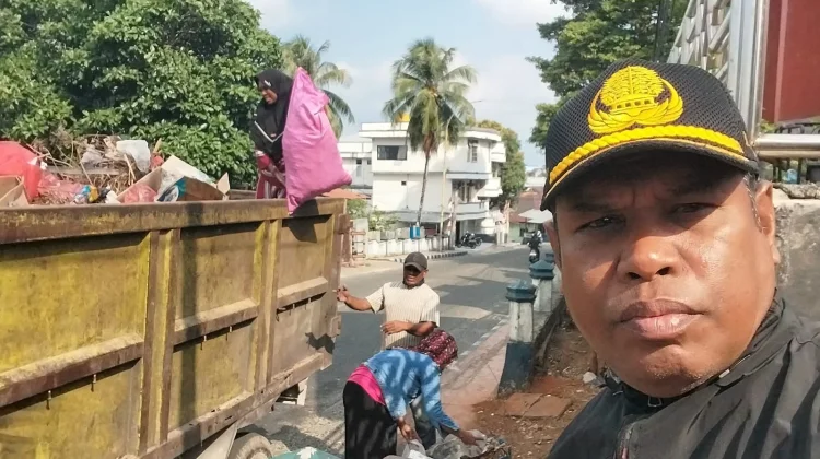 DLHK Tual Bersihkan Lapangan Lodar El jelang Kunjungan Istri Kapolri