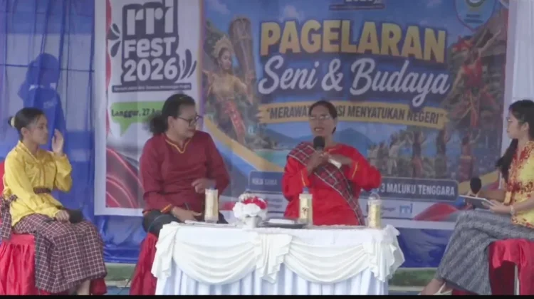 Merawat Warisan Leluhur, Budayawan petronela ajak SMAN 3 Malra belajar adat kei.