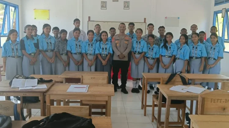 Kapolsek Wermaktian Gelar Program "Polisi Mengajar" di SMAN 16 Selwas