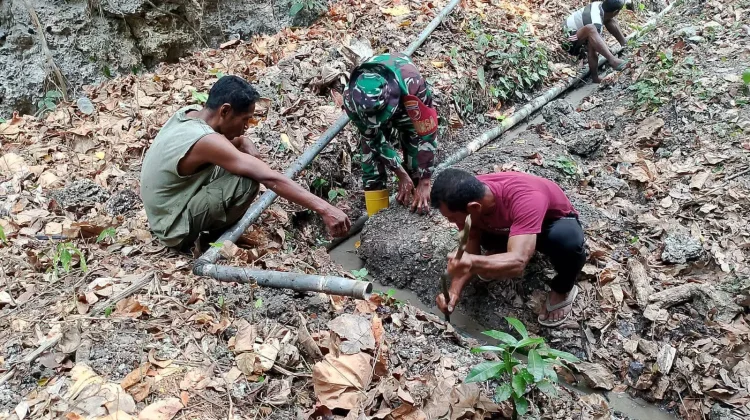 Babinsa Tubyal bersama Warga Lakukan Pembersihan dan Perbaikan Pipa Saluran Air