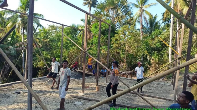 Bhabinkamtibmas Wermatang Bantu Warga Bangun Rumah