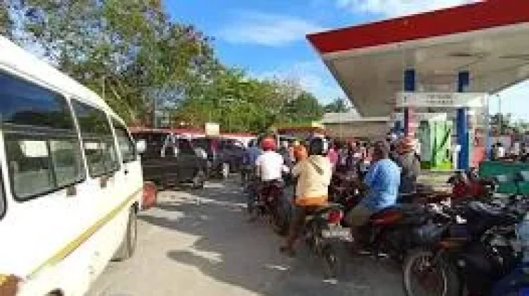 Penjual BBM Eceran Menyebabkan Antrean Panjang di SPBU