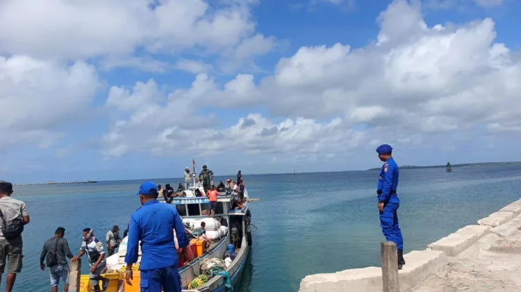 Sat Polair Polres Kepulauan Tanimbar Jamin Keamanan Debarkasi di Pelabuhan Rakya