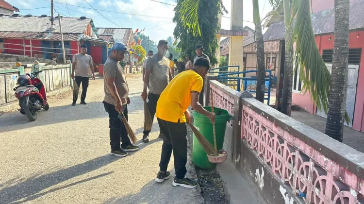 Polsek Tanut Gelar Baksos Bersih-Bersih di Rumah Ibadah