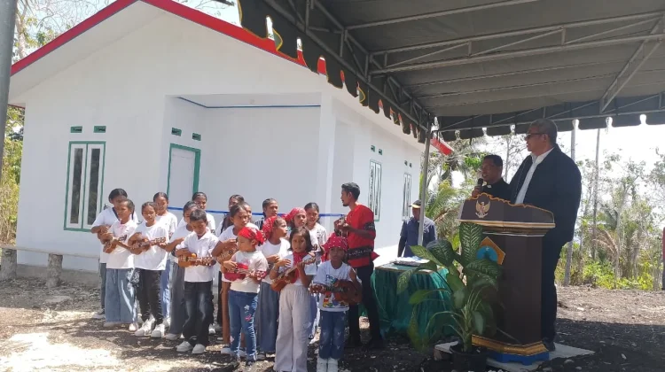 Pemkab Malra Serahkan 3 Rumah Baru untuk Korban Bencana di Ohoirenan