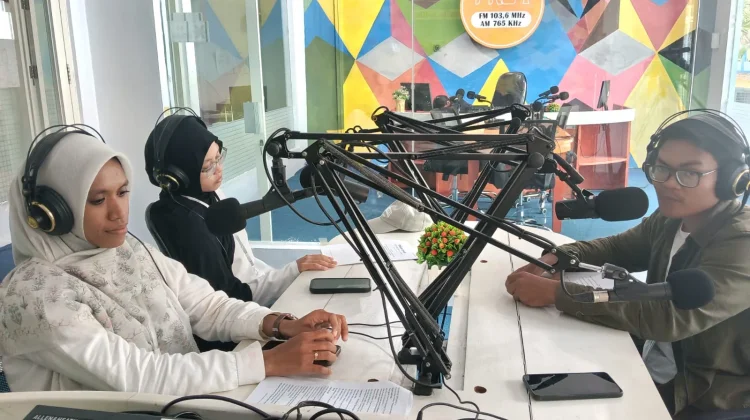 English Corner Pro 2 RRI Langgur Ajak Generasi Muda Bijak Bermedia Sosial