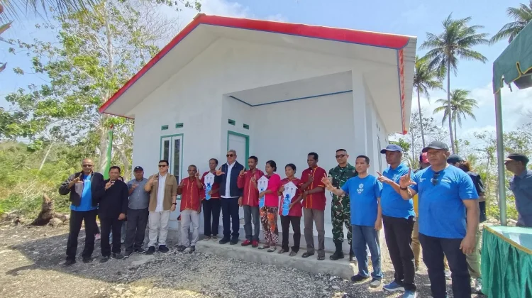 3 Warga Ohoirenan Terima Kunci Rumah Baru Dari Bupati Thaher