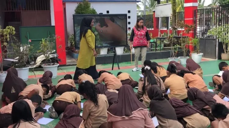 Siswa Kelas 5 SDN 15 Tual Belajar Olah Sampah Jadi Kompos