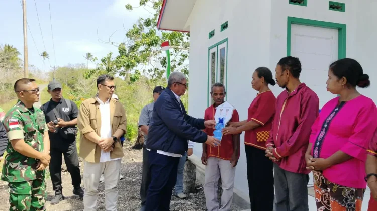 Pemkab Malra Serahkan Tiga Rumah bagi Korban Bencana di Ohoirenan