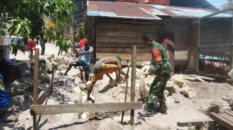 Bersama Warga Babinsa Gotong Royang di Desa