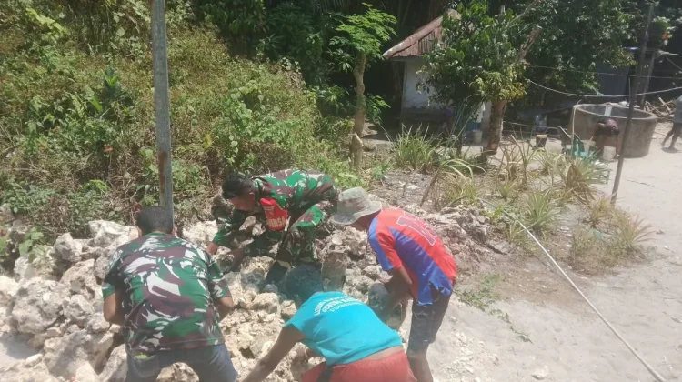 Bersama Warga Babinsa Gotong Royang di Desa