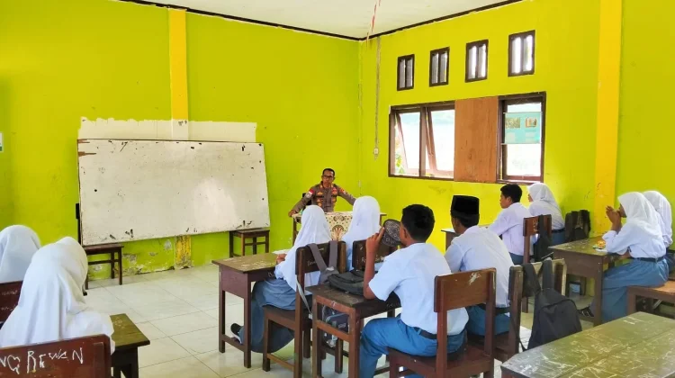 Polres Kepulauan Aru Edukasi Pelajar lewat Program Polisi Mengajar